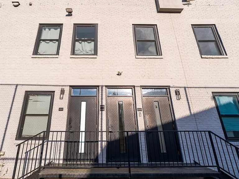 2700 E Auburn St — Photo 30