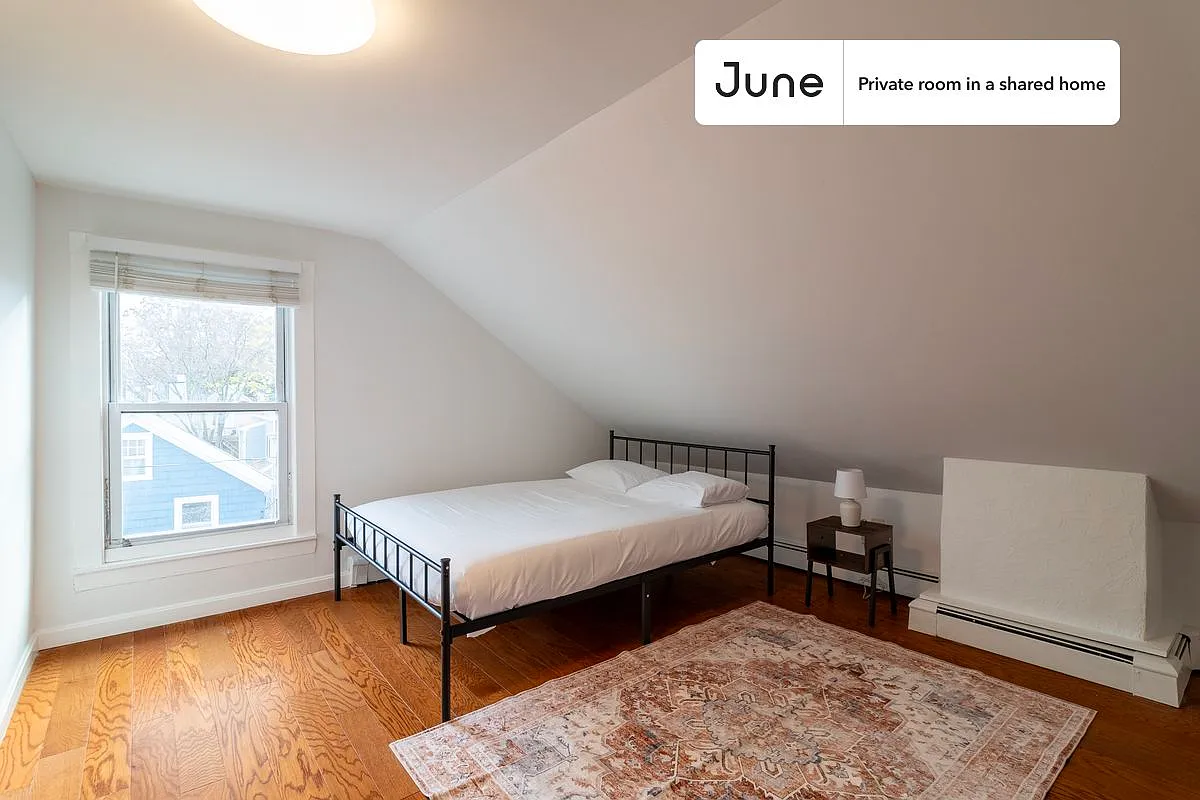 Queen bedroom in 4 bed/4 bath home in East Cambridge #1786 C — Photo 1