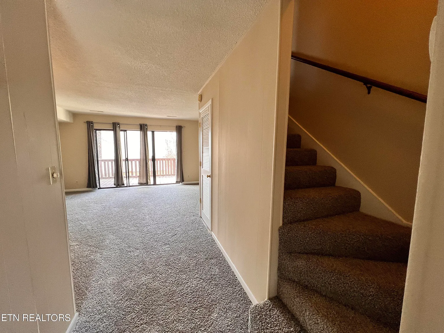 2 bed, 1.5 bath, 938 sqft, $1,200 — Photo 2