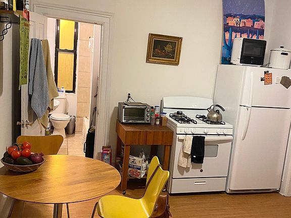5th image of 1049 N Marshfield Ave #2COUCH
