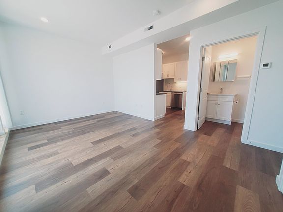 4th image of 916 Hope St #401