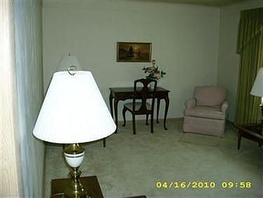 4th image of 796 Larkridge Ave