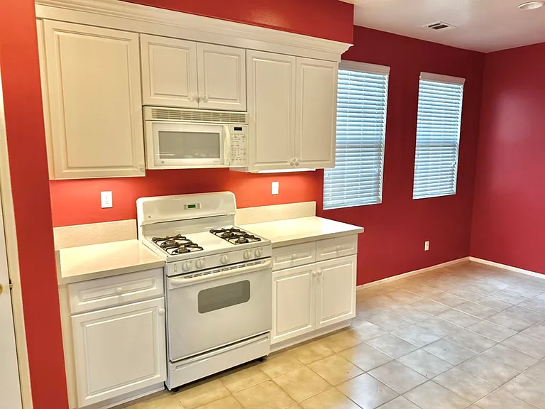 18468 Hillview Ln — Photo 5