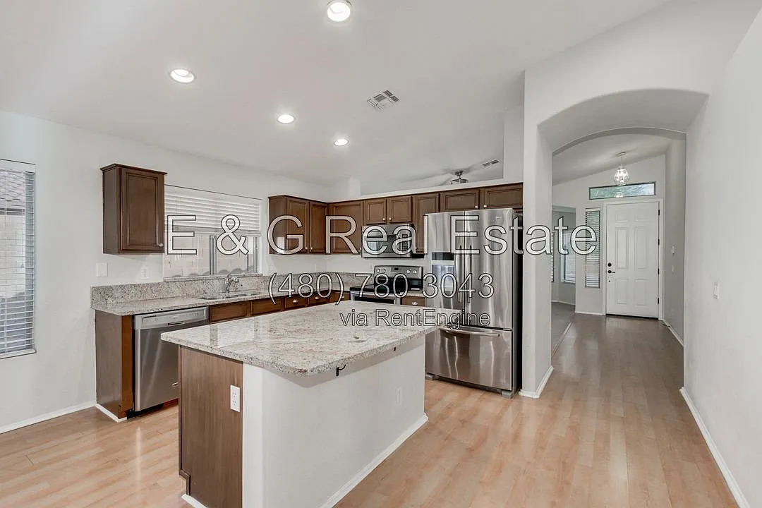 4 bed, 2.0 bath, 1837 sqft, $3,195 — Photo 3