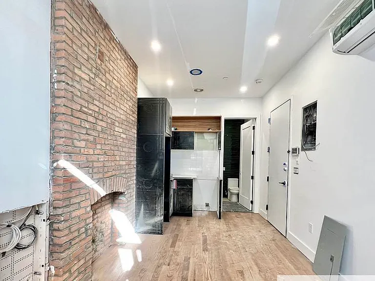 703 E 6th St #1A — Photo 6