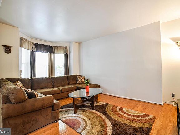 5th image of 828 N Van Buren St