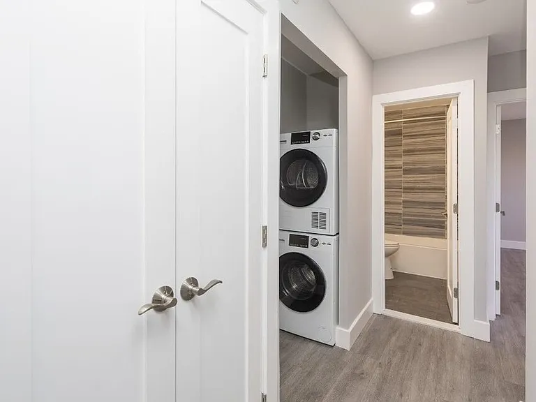 St. Laurent Apartments — Photo 8