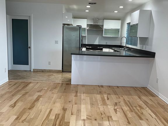 3rd image of 1146 N Clark St #8