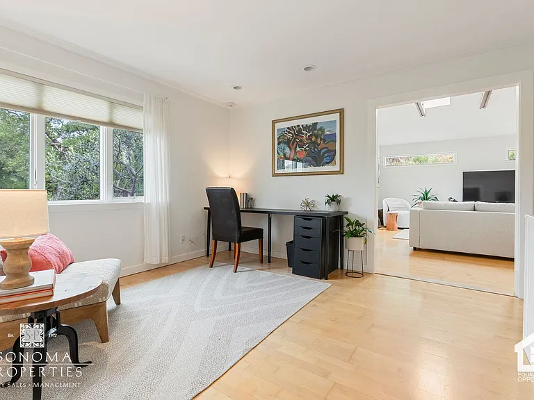 754 E Thomson Ave — Photo 5