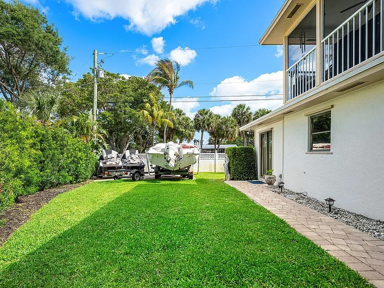 2101 N Palm Cir — Photo 30