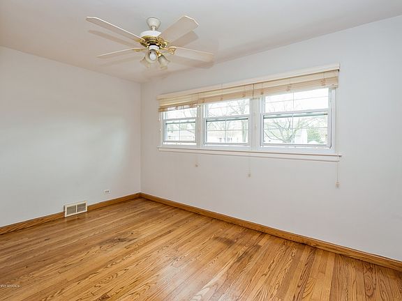 5th image of 406 Holly Ct