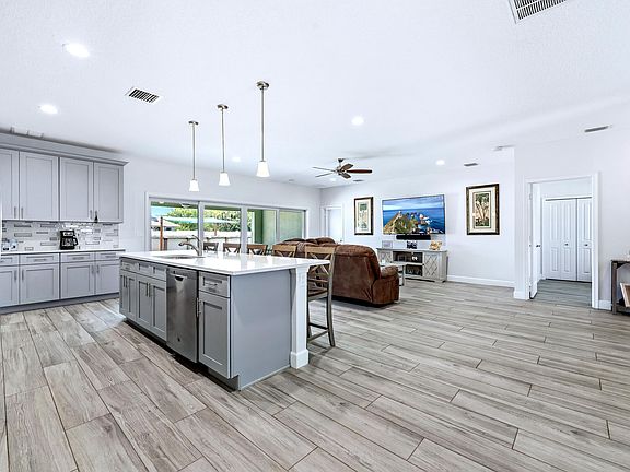 4th image of 2025 SE South Buttonwood Drive