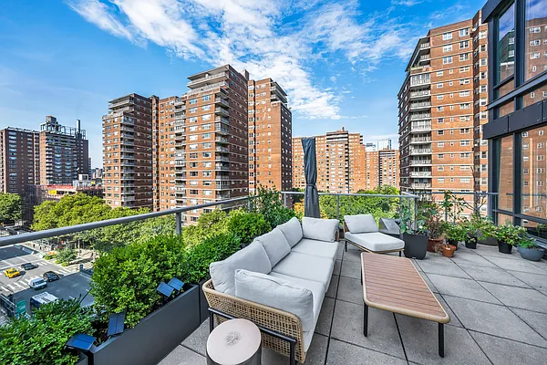 Rented by Hooli Homes New York Inc | media 8