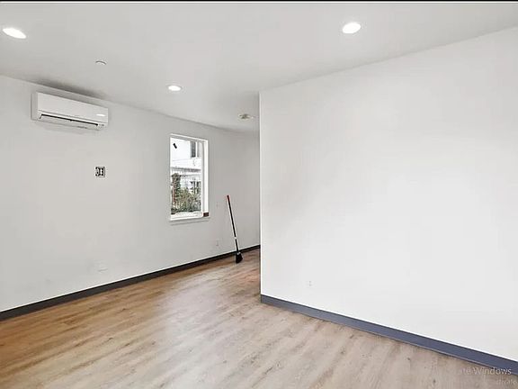5th image of 4729 21st Ave NE #B