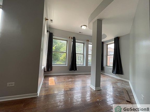 3rd image of 4731 S Ingleside Ave Front 2