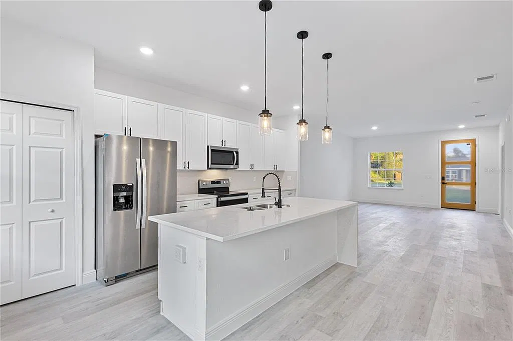 4 bed, 2.0 bath, 1630 sqft, $1,900 — Photo 4