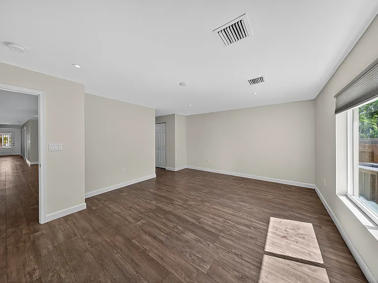 410 NE 34th St — Photo 19