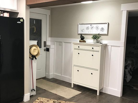 Entry with built-in storage cabinet