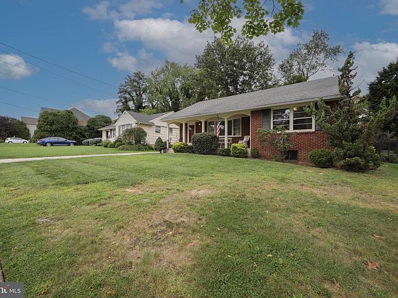 3rd image of 407 Graisbury Ave