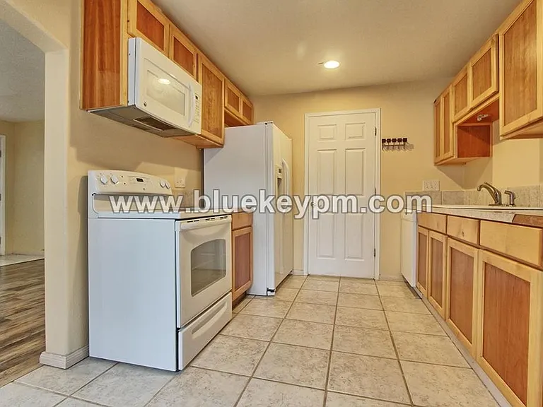 140 NE 156th Ave — Photo 4