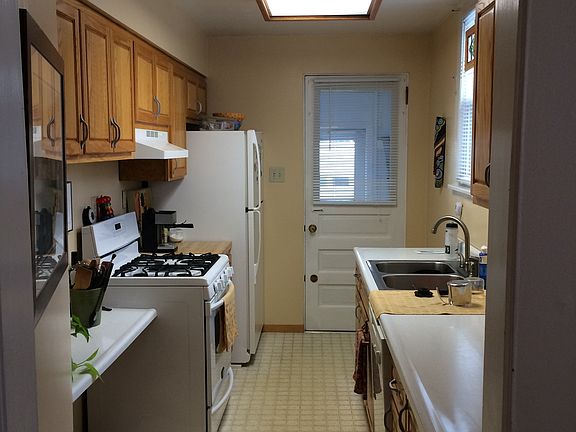 Fully equipped kitchen with back porch & more storage
