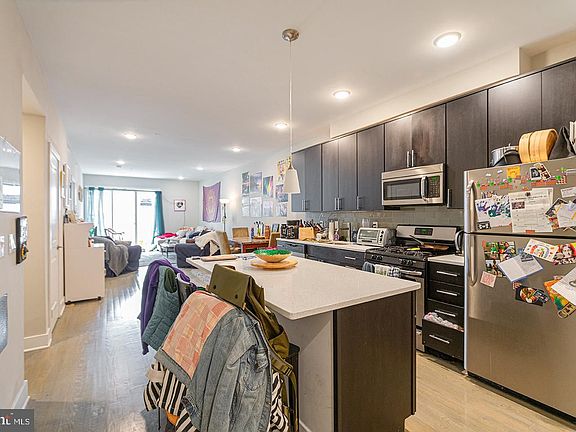 3rd image of 1607 Catharine St APT 2H