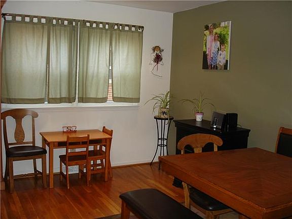 Kitchen Eat-In area