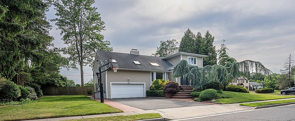 1st image of 15 Oakwood St