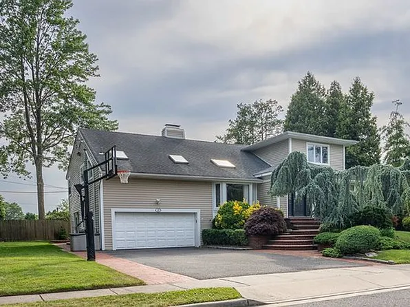 15 Oakwood St, Jericho, NY 11753