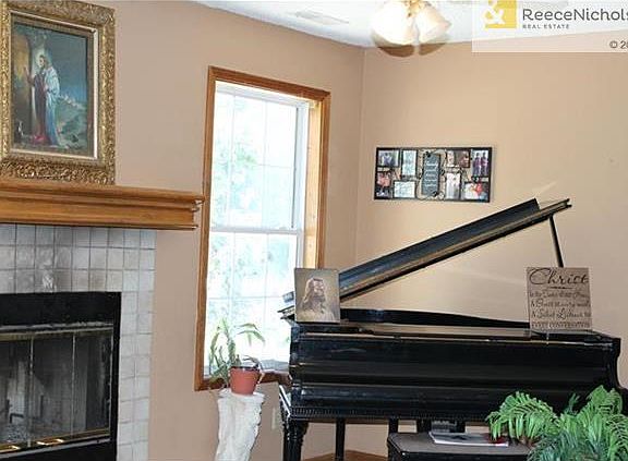 Front unit with fireplace