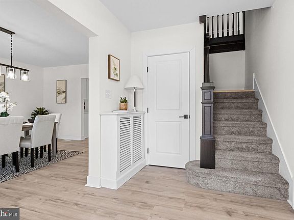 3rd image of 1040 N Main St