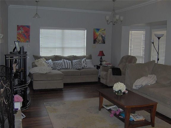 2nd image of 101 S Oaklawn Ave
