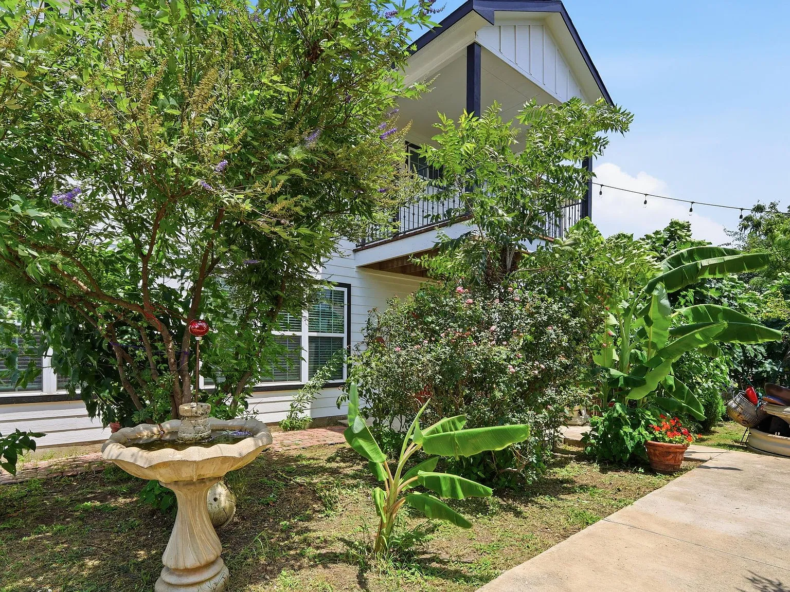 3 bed, 2.5 bath, 2400 sqft, $1,900 — Photo 3