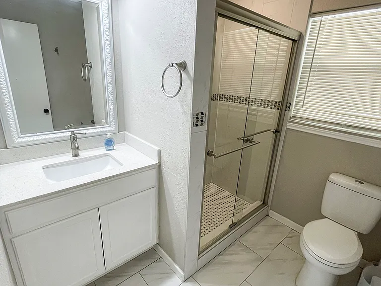 Shared bathroom between rooms 3 and 4.