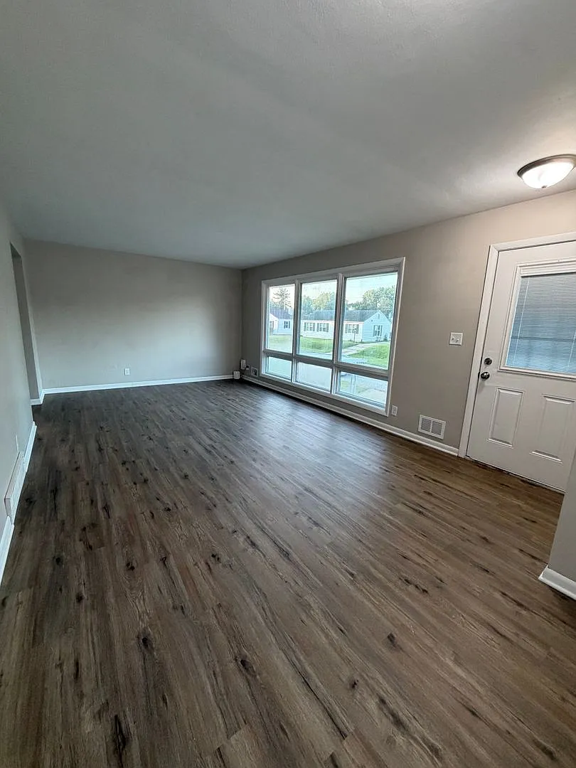 3 Bedroom House - Moline — Photo 3