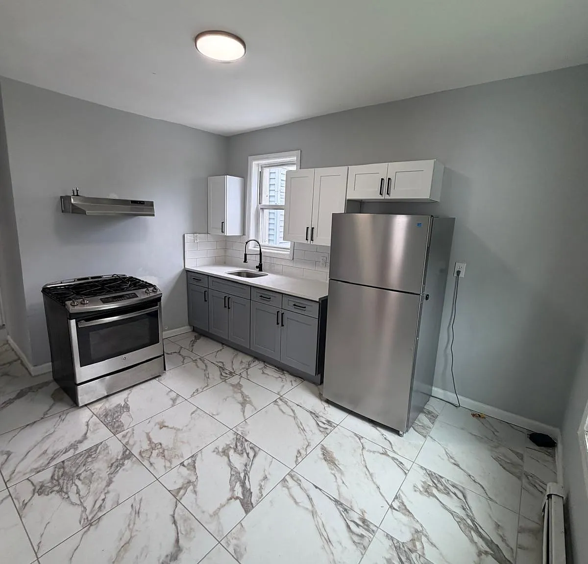 3 bed, $2,050 — Photo 2