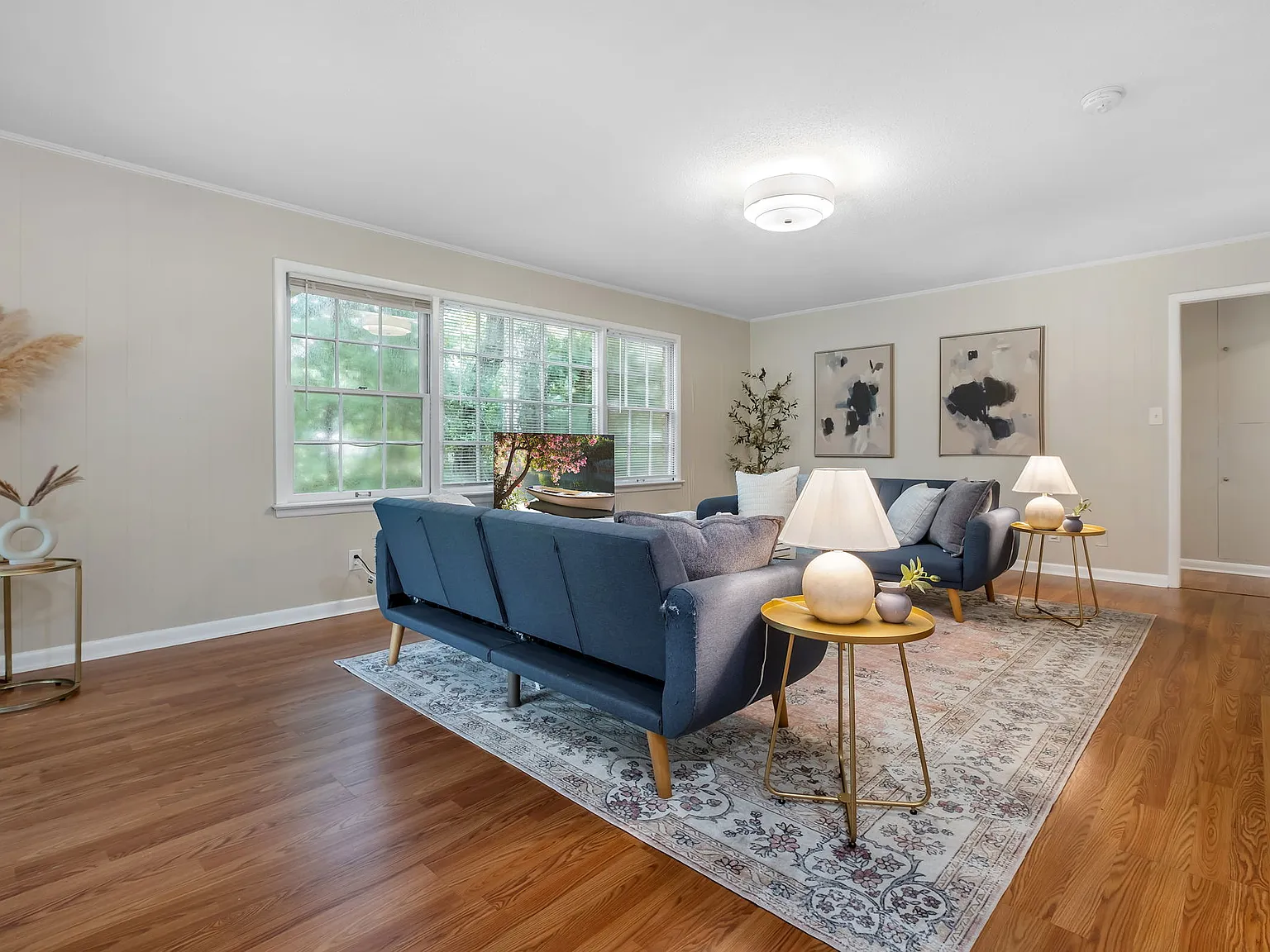 5 bed, 2260 sqft, $625 — Photo 2