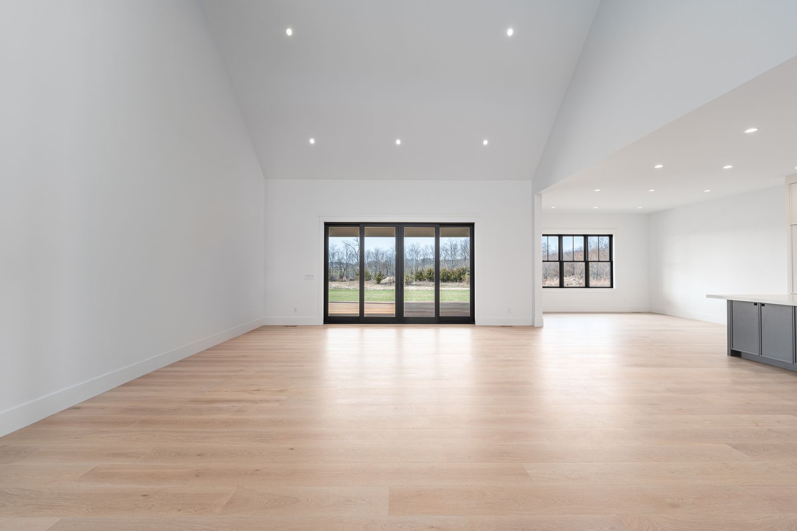  This image has been digitally altered. There is no fireplace in 25 Club Drive. 