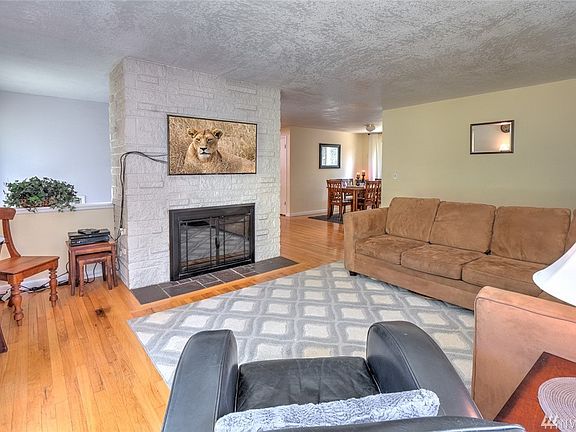 Why settle when you can enjoy just the right balance of 'great room feel' and separation? Easily share the space with a larger group and enjoy your dining and living areas independently.