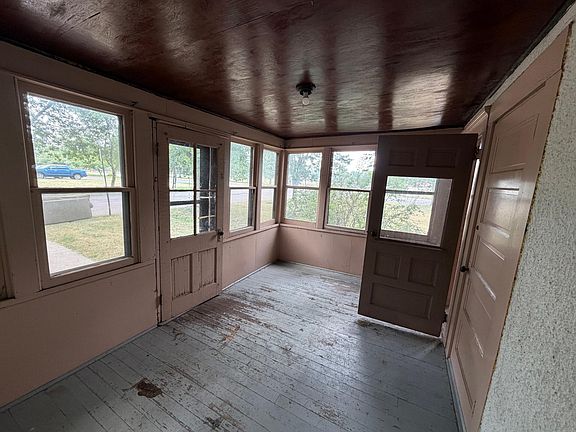 5th image of 212 5th St SE