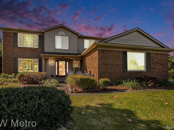 5455 Huntsman Dr, White Lake, MI 48383