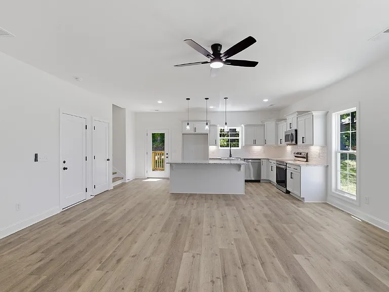 408 Legions Ct — Photo 9