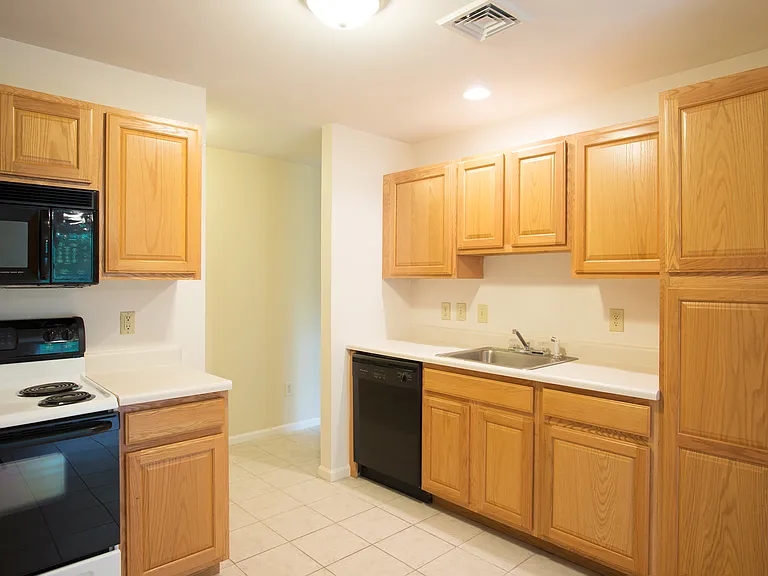 Glenmont Manor — Photo 11