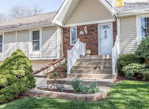 2nd image of 909 NW Timber Oak Dr