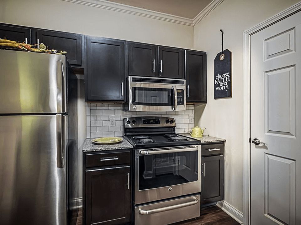 Stainless Steel Appliances & Granite Countertops