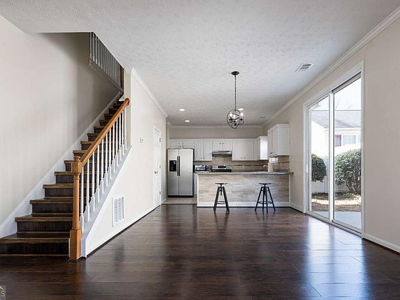3rd image of 317 W Oaks Trl