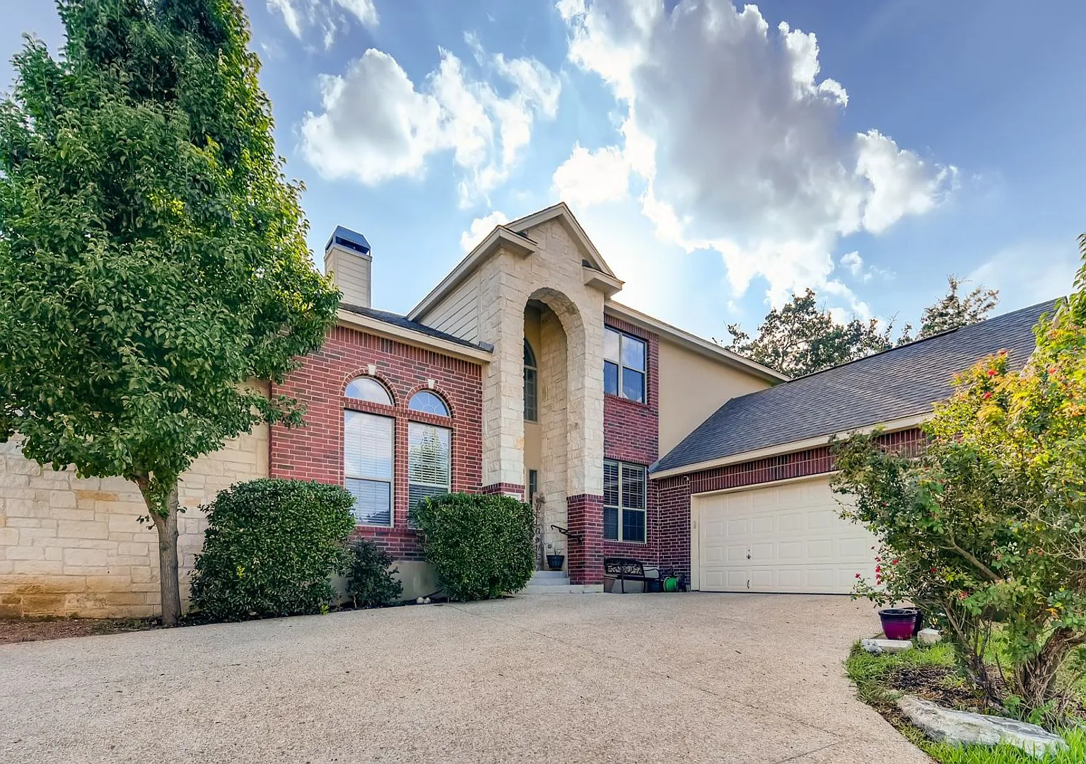4BR/3.5 Bath Hilltop GEM in The Glen at Stone Oak — Photo 2
