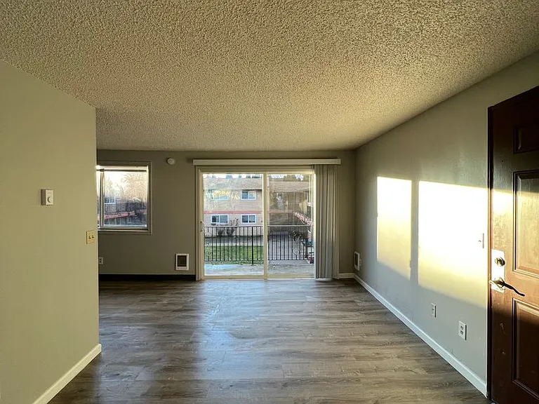 Surrey Square Apartments — Photo 8