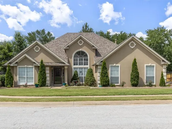 4556 W Sandingham St, Fayetteville, AR 72704