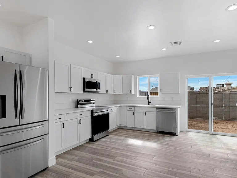1527 W Hadley St #1 — Photo 14